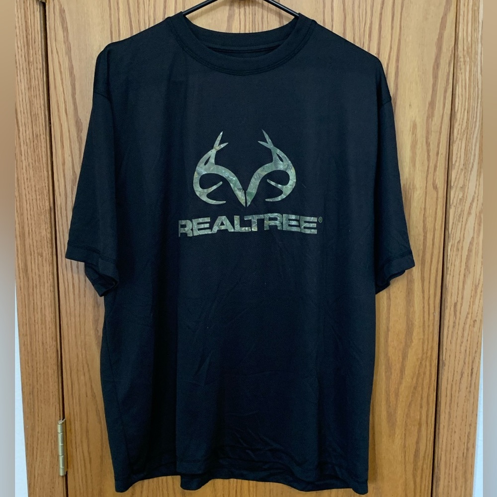 Men’s Realtree t shirt. Black with cami print. Size large